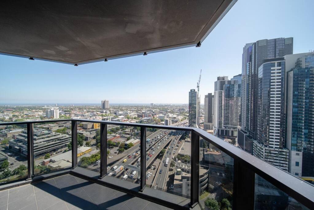 Spacious 2 -bedrs Apt With Free Parking Apartment *